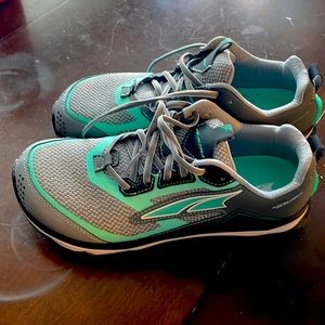 Womens 10 Altra Lone Peak 5 10year anniversary addition and s/m trail gaiters